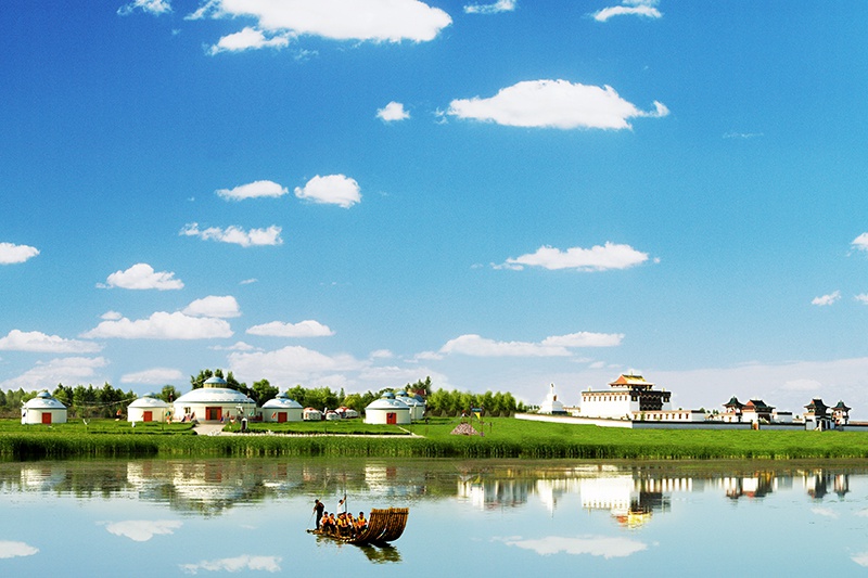 蓝天、白云、竹筏